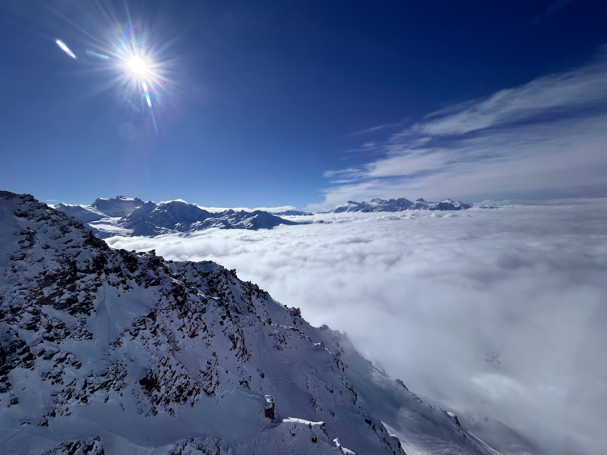 Zasnežené vysokohorské svahy počas výpravy Verbier 25