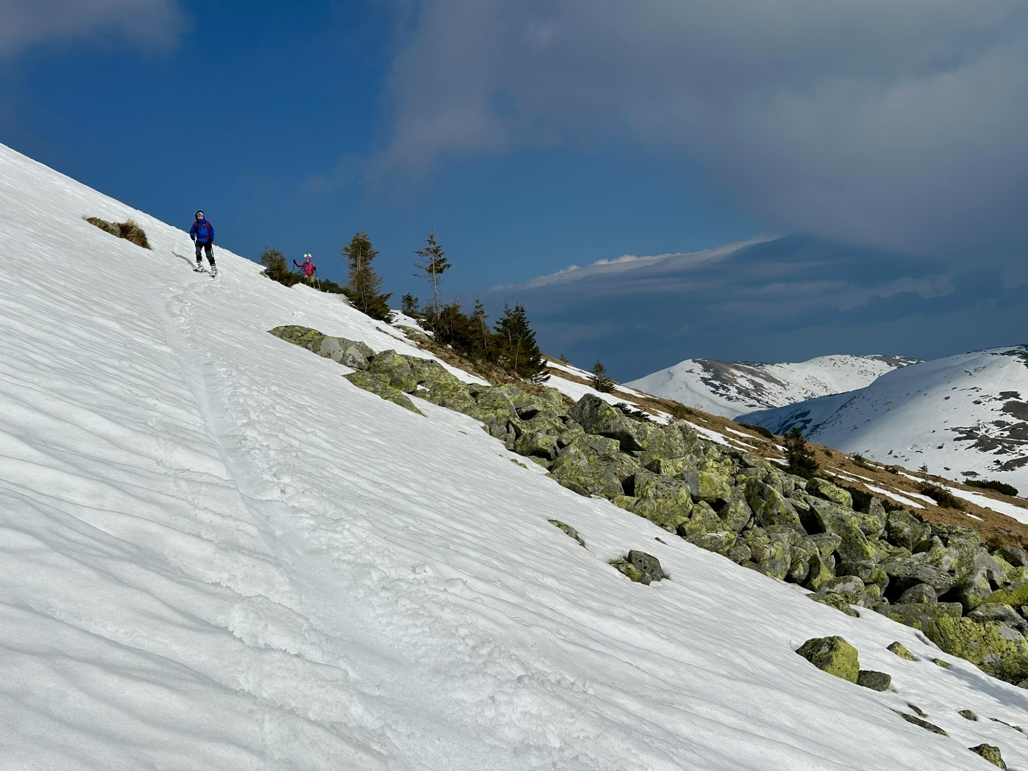 Deti Ski Loko na jarnom snehu