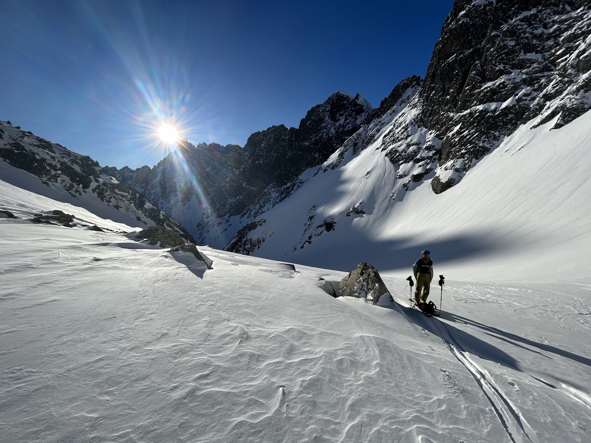 Skialpinisti vo Veľkej Studenej doline počas slnečného zimného dňa