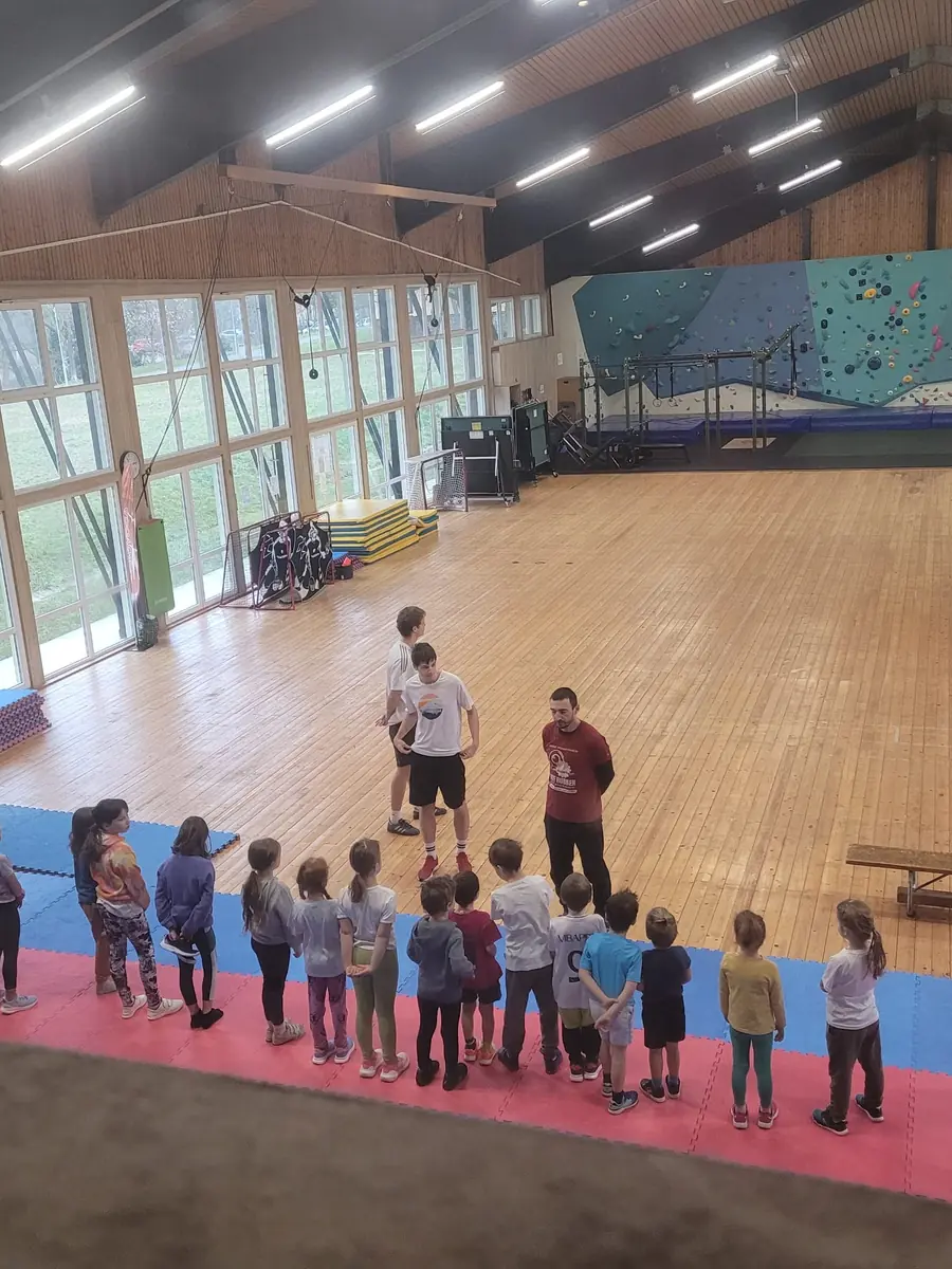SkiLoko dieťa počas pohybovej prípravy na lyžovanie